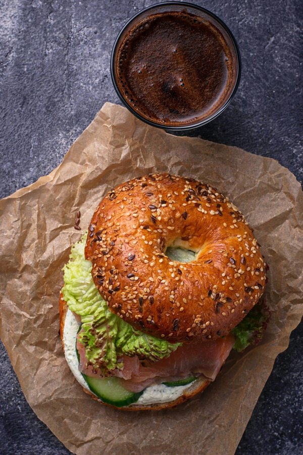 How to Assemble the Perfect Gourmet Bagel with Lox and Cream Cheese?